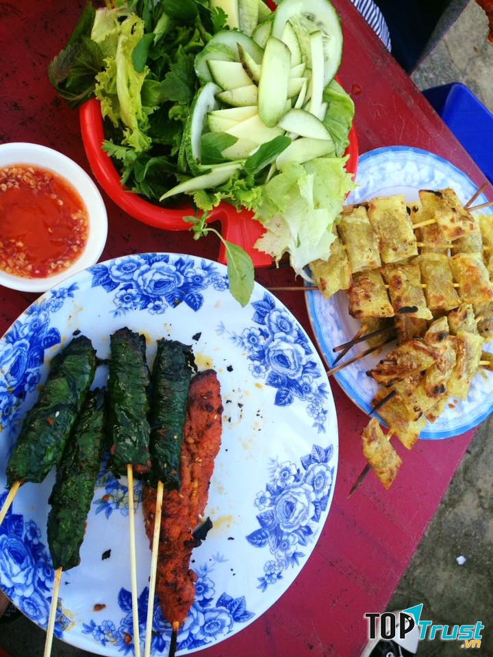 Nhưng món xiên nướng đơn giản nhưng mang hượng cuốn hút đến lạ lùng tại quán ăn xiên nướng mũ đỏ