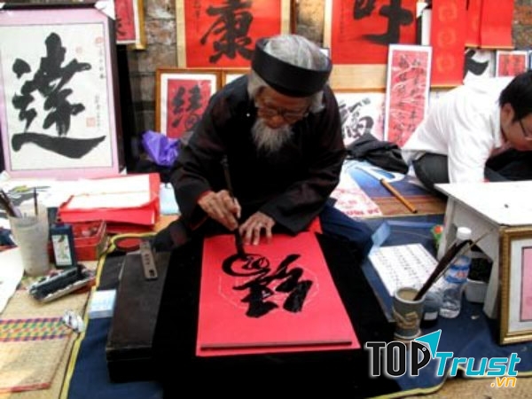 Các nét chữ được viết nắn nót bằng mực đen, trên giấy đỏ rất đẹp