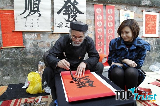 Ông đồ già thường được tìm đến xin chữ rất nhiều