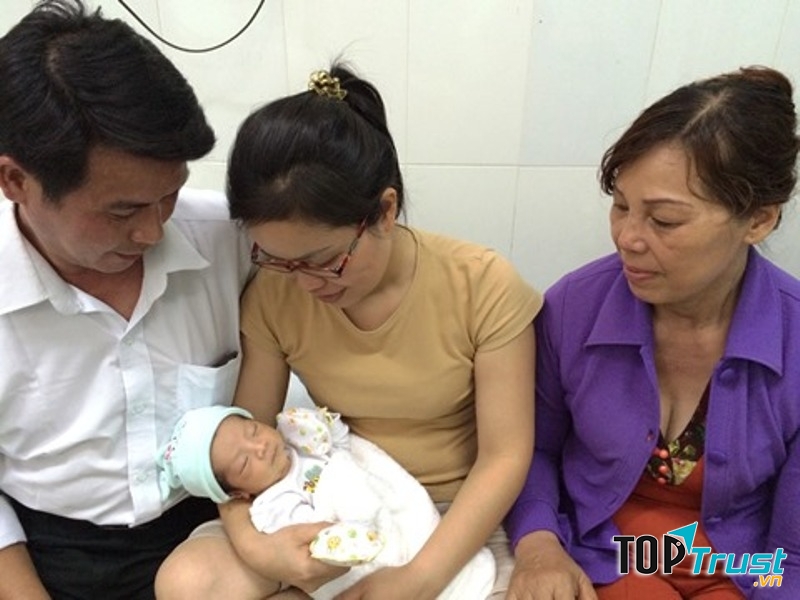 Đứa trẻ bỏ rơi được nhận làm con nuôi