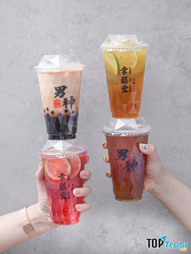 Quy trình làm ra một ly trà sữa các bạn đều được nhìn thấy, từ giai đoạn nhào bột chân châu đến giao đoạn cho ra thành phẩm