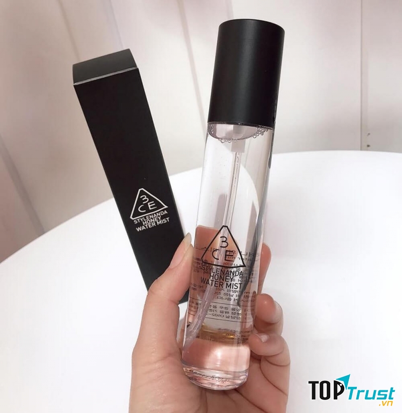 Xịt khoáng 3CE Honey Water Mist có thiết kế chai nhựa trong suốt màu đen, nhìn khá đơn giản nhưng không kém phần tinh tế và bắt mắt.