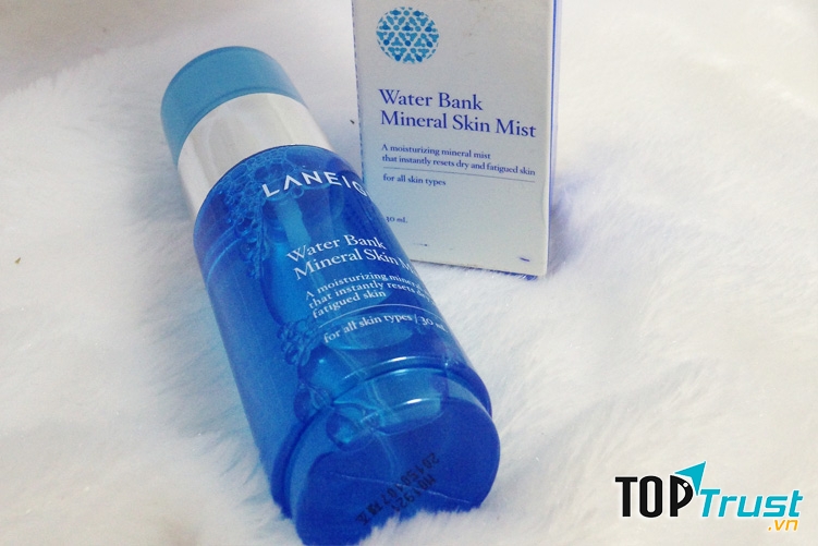 Xịt khoáng Laneige có thiết kế hình trụ và vòi nhấn vô cùng tiện lợi, bạn có thể dễ dàng mang theo bên người mà không lo vướng víu.