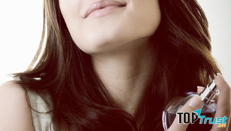 Xịt nước hoa lên tóc để lưu hương lâu hơn