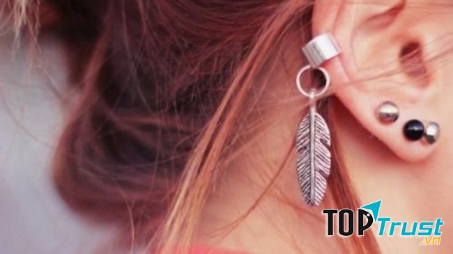 Xỏ nhiều khuyên khiến tai bị biến dạng