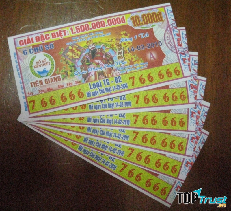 Mua vé số thử vận đầu năm