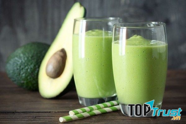 Ly sinh tố bơ nguyên chất tại quán cô Châm