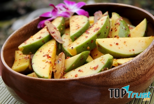 Ngâm xoài xanh với chút muối và bột ớt