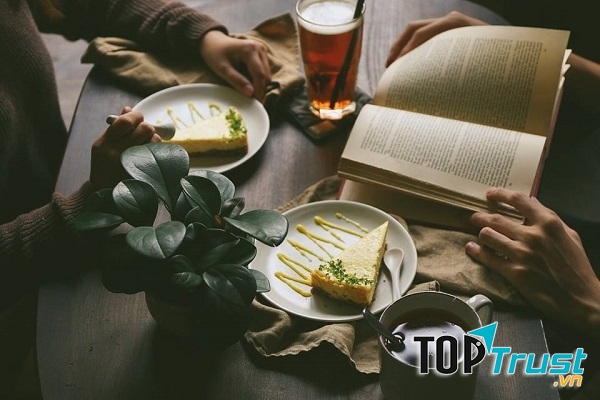 Trải nghiệm không khí và thưởng thức đồ ăn đồ uống tại quán