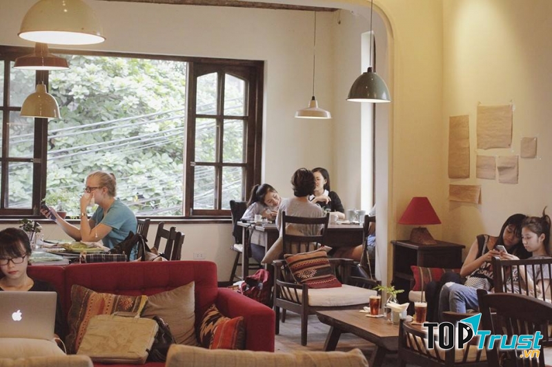 Xofa Cafe là nơi bạn có thể nghỉ ngơi, cũng là nơi bạn có thể cuộn tròn ôm gối trên xofa cảm nhận không khí khi Hà Nội trở gió.
