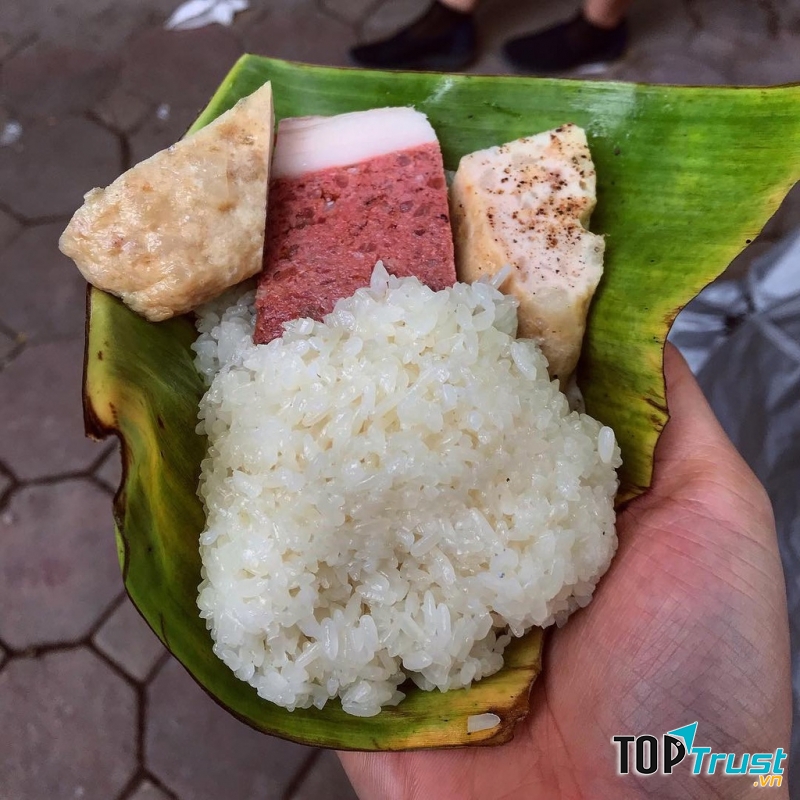 Xôi trắng có thể ăn kèm với pate, lạp xưởng, chả, giò, trứng... kèm thêm chút nước thịt.