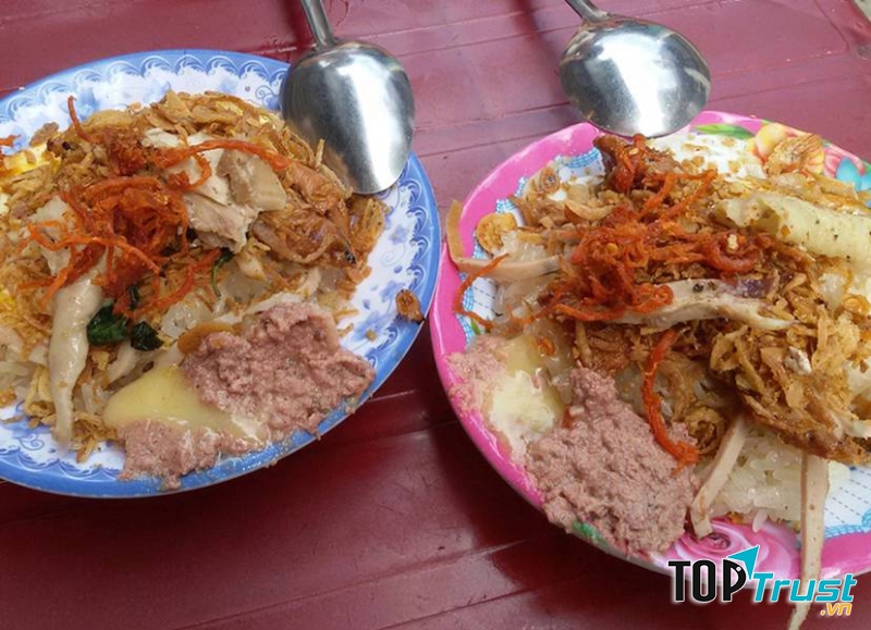 Xôi & bánh mì – Ngô Đức Kế là địa chỉ có mó xôi nổi tiếng của Huế, đa dạng với các loại thức ăn đi kèm như chả, thịt, trứng, thịt nướng, bò khô, pate