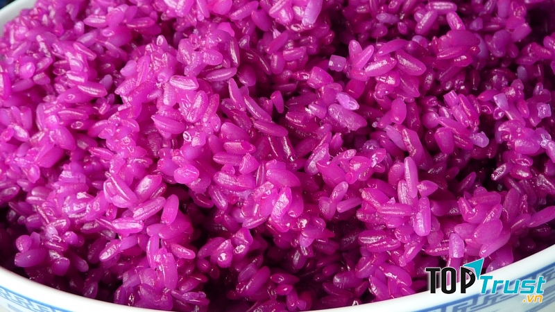 Màu đỏ tím của xôi khi ngâm lá nếp cẩm