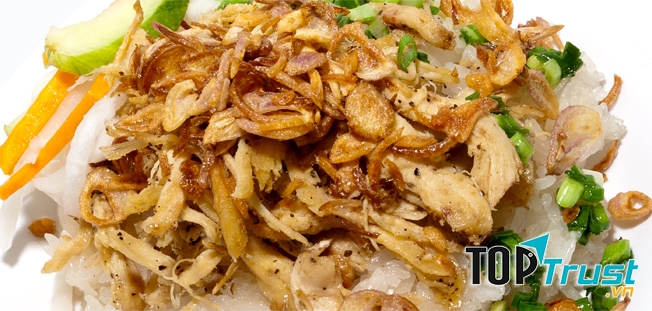 Quán phục vụ hàng chục loại xôi và chè khác nhau nhưng đặc biệt nhất là món xôi gà và xôi phá lấu rất được yêu thích.