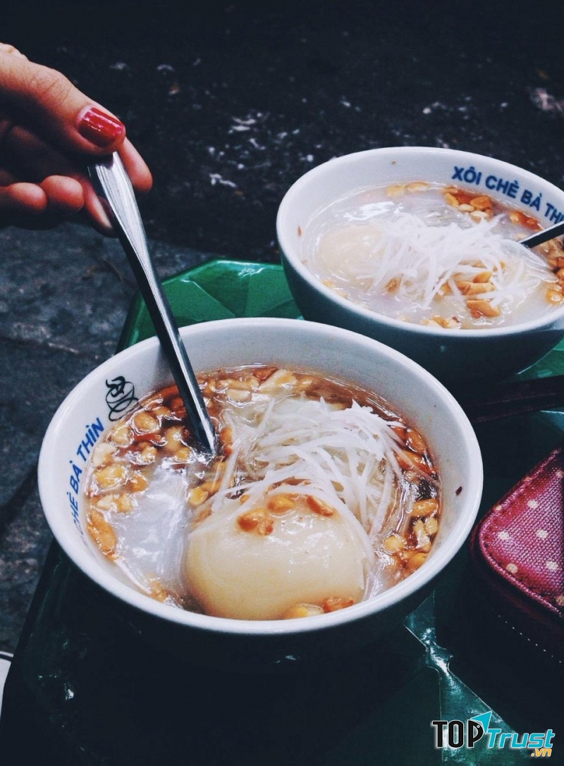 Xôi chè bà Thìn đã trở thành 1 thương hiệu quen thuộc của phố cổ Hà Nội