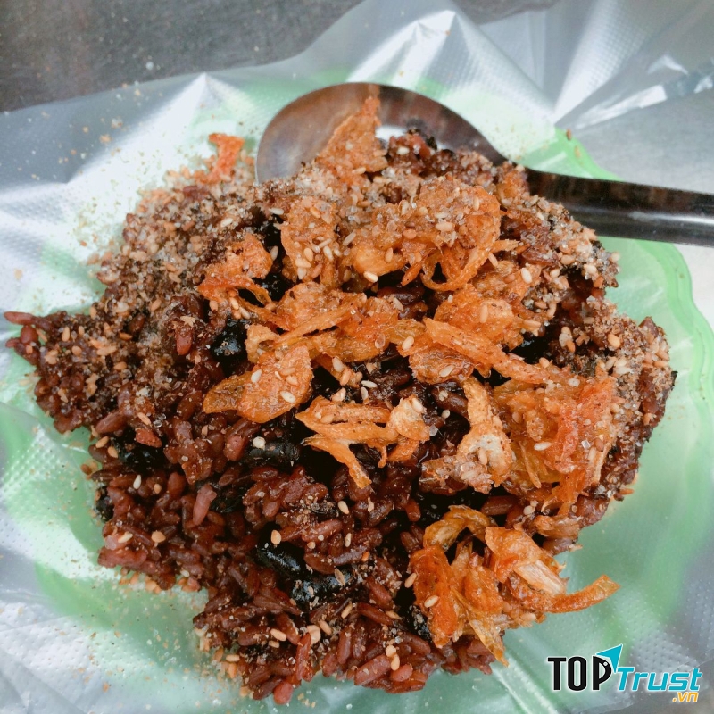 Xôi của cô đủ 3 tiêu chí ngon bổ rẻ, chỉ với 10.000đ bạn đã có thể thưởng thức một món xôi ngon và dinh dưỡng chất lượng..