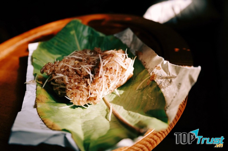 Xôi dừa có hương vị rất riêng ăn không bị đầy, bị ngán như nhiều loại xôi khác.