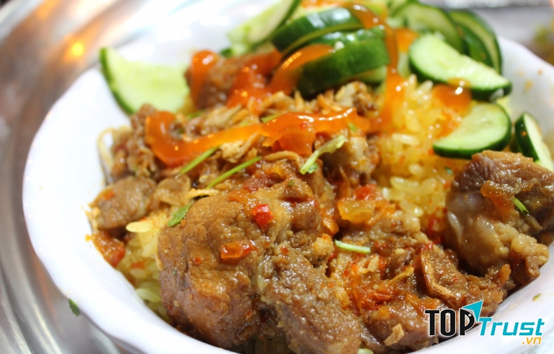 Chỉ đơn giản là quán vỉa hè nhưng lượng khách ghé đến đây rất đông, lí do là vì sức hấp dẫn cảu những bát xôi gà, xôi sườn cay của quán khiến nhiều người không cưỡng nổi. ﻿