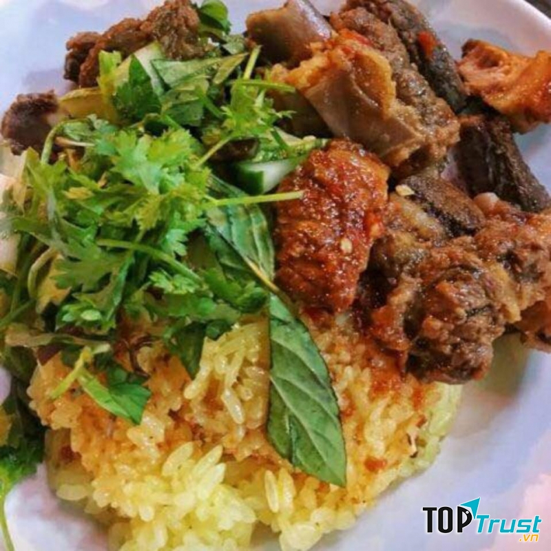 Phần xôi thơm, dẻo, lượng xôi không quá nhiều đủ để no kết hợp cùng thực nhiều thịt thấm sốt cay, món ăn của quán ﻿vô cùng ngon miệng và độc đáo