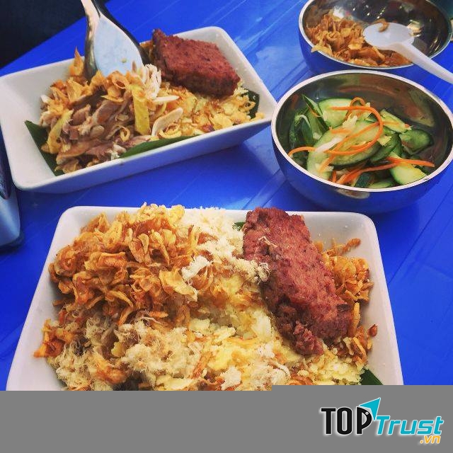 Xôi gà giò trứng cô Hồng