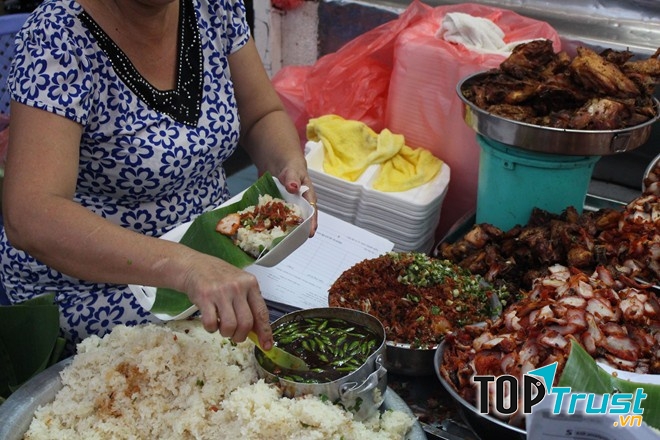 Xôi Mặn - Vỉa Hè Nguyễn Tri Phương