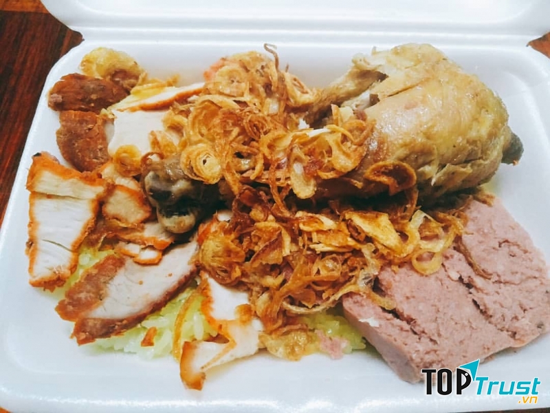 Một hộp xôi đầy đầy đủ sẽ có sự góp mặt của rất nhiều món ăn kèm như Chả, lụa, thịt quay mà jambon da bao, chả chiên, pate, chà bông, hành phi và rau thơm.