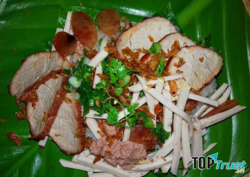 Xôi nhà xác với đầy những thịt và giò