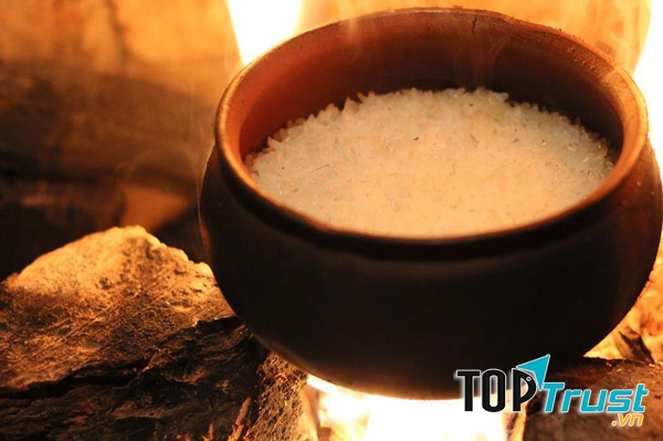 Người đầu bếp lựa chọn loại gạo không quá dẻo hay quá cứng.