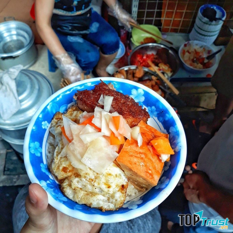 Xôi có thêm trứng rán, thịt kho và một số đồ ăn kèm