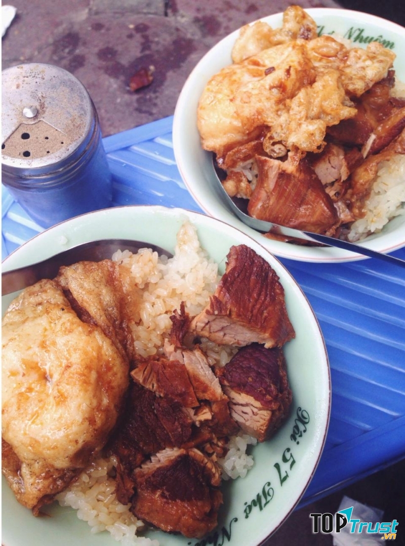 Bát xôi đầy đặn, gạo dẻo, thơm.