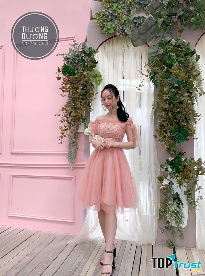 Đến đây bạn sẽ được thử đồ thoải mái, thử đến khi nào mệt thì thôi. Không những thế với guu thẩm mĩ rất thời thượng của mình, chủ shop có thể tư vấn cho bạn những mẫu đầm phù hợp với bạn nhất.