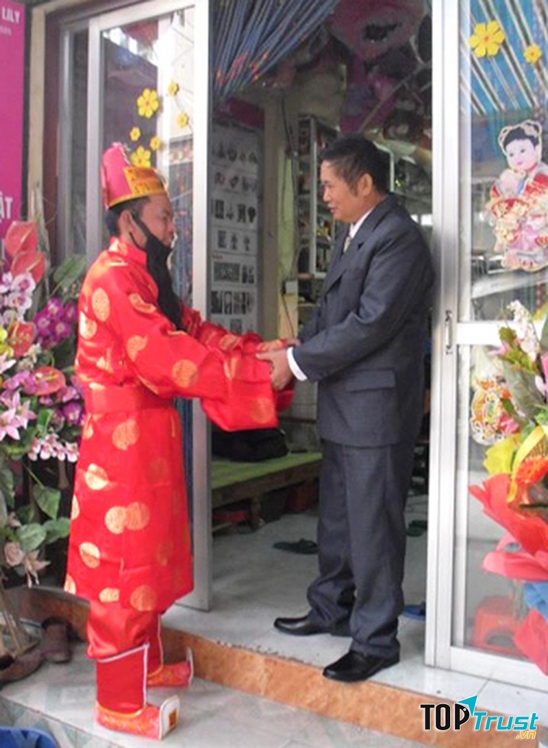 Tục xông đất đầu năm
