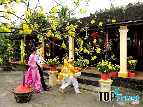 Xông đất ngày đầu năm.