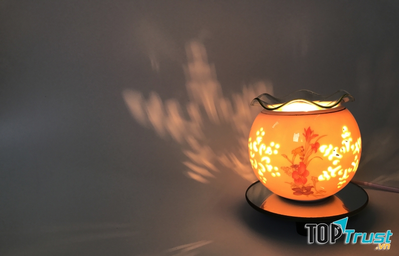 Xông tinh dầu trong phòng ngủ giúp làm ẩm không khí tránh cho con yêu bị nghẹt mũi và ho