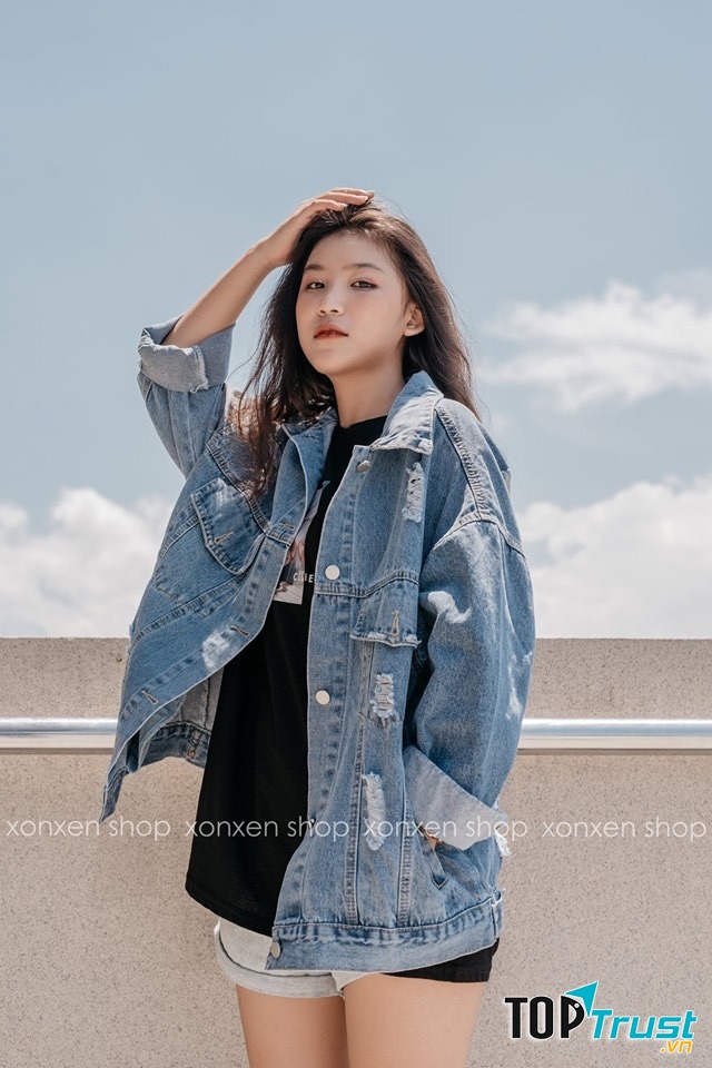 Shop lúc nào cũng đông khách tấp nập, nếu chịu khó lựa bạn có thể rinh về nhiều món đồ khá xinh, đặc biệt là đồ jean và áo pull