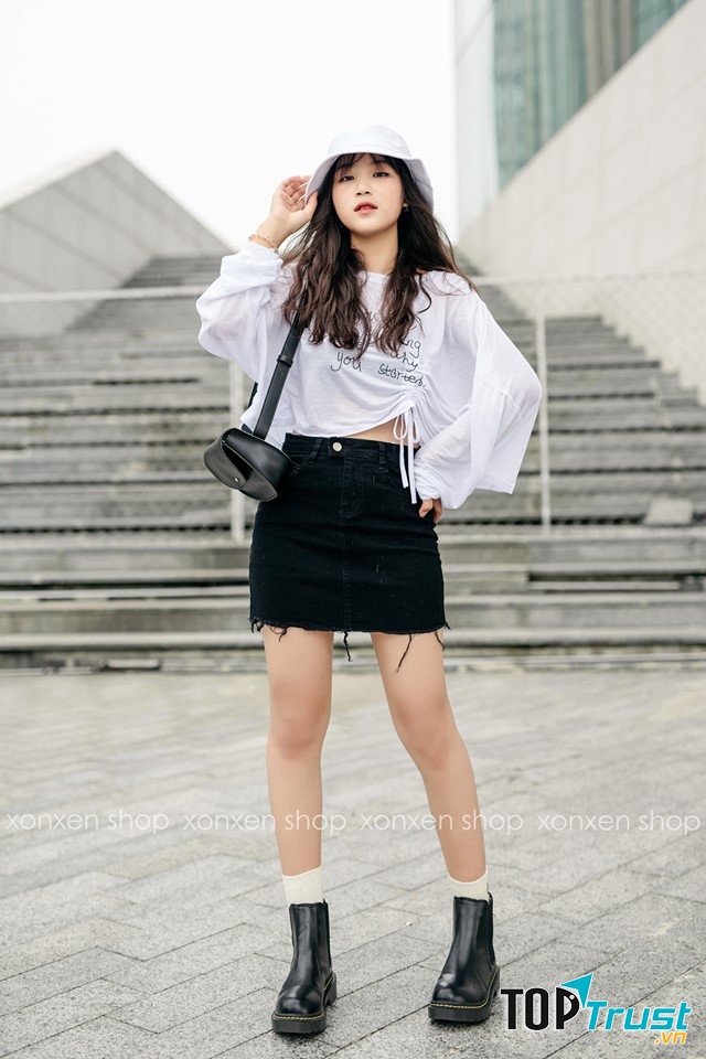 Shop lúc nào cũng đông khách tấp nập, nếu chịu khó lựa bạn có thể rinh về nhiều món đồ khá xinh, đặc biệt là đồ jean và áo pull