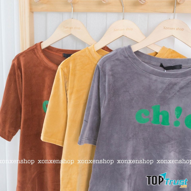 Shop lúc nào cũng đông khách tấp nập, nếu chịu khó lựa bạn có thể rinh về nhiều món đồ khá xinh, đặc biệt là đồ jean và áo thun trẻ trung, năng động