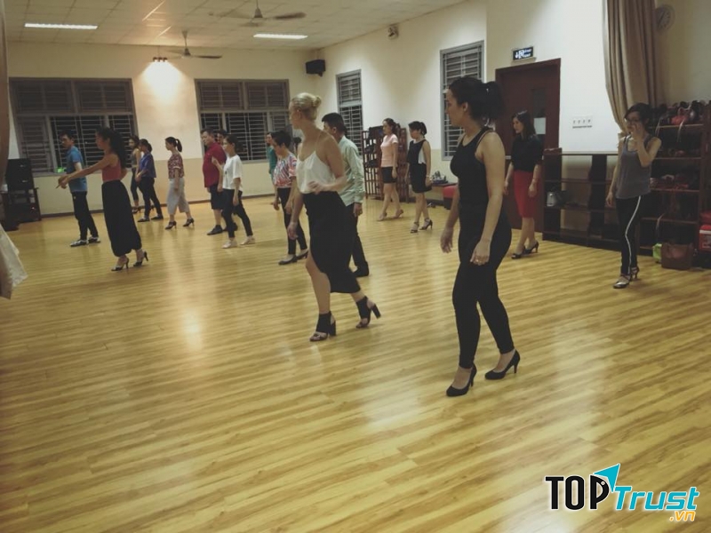 Nếu bạn yêu thích môi trường mới, con người mới thì hãy đến với Salsa Dance School