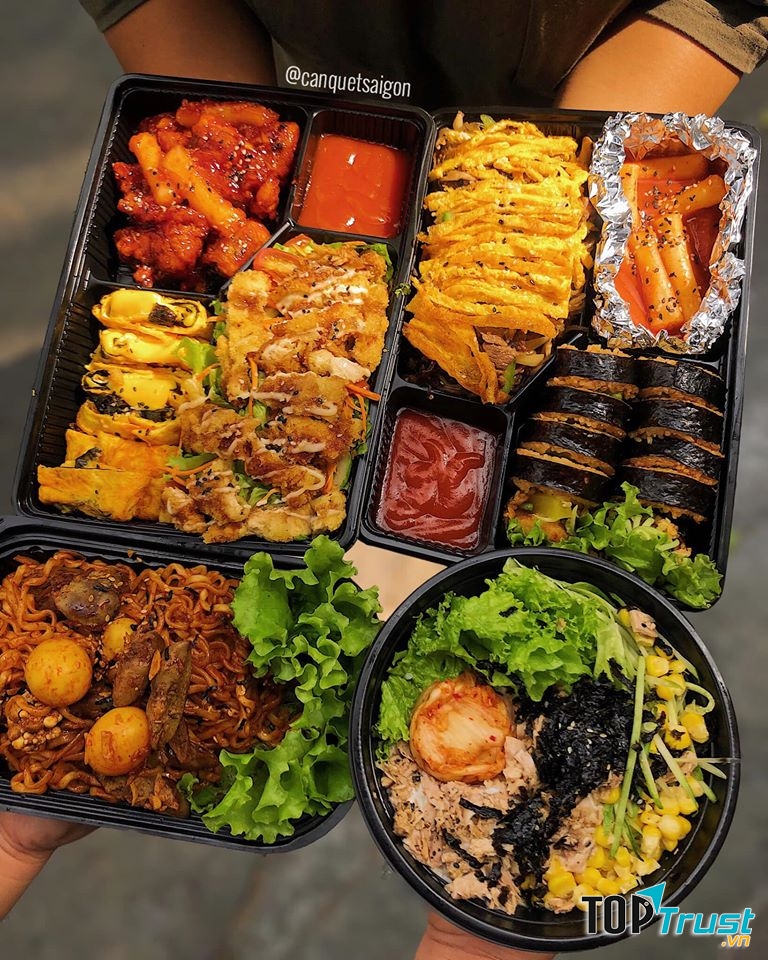 Các món ở đây món nào cũng ngon, trong đó mì trộn cay lòng gà là gương mặt đình đám.