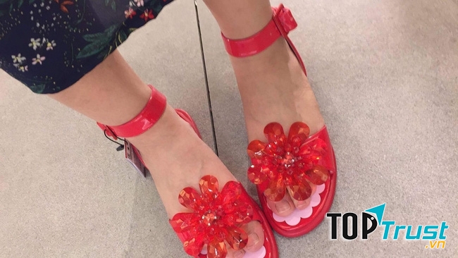 Xu hướng đi dép nhựa đang lên ngôi tại hè 2017