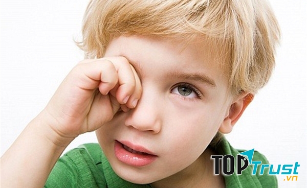 Xử lý khi bụi bay vào mắt