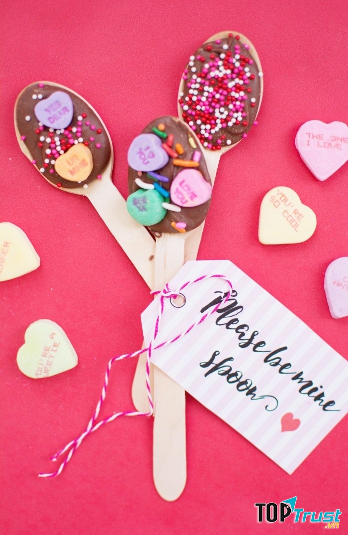 Trong dịp Valentine tại xứ Wales, các cặp đôi thường tặng cho nhau thìa tình yêu