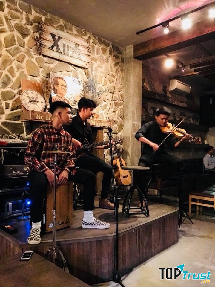 Hãy đến với Xưa Cafe để hòa mình vào với những đêm nhạc Trịnh sâu lắng và những bản acoustic nhẹ nhàng