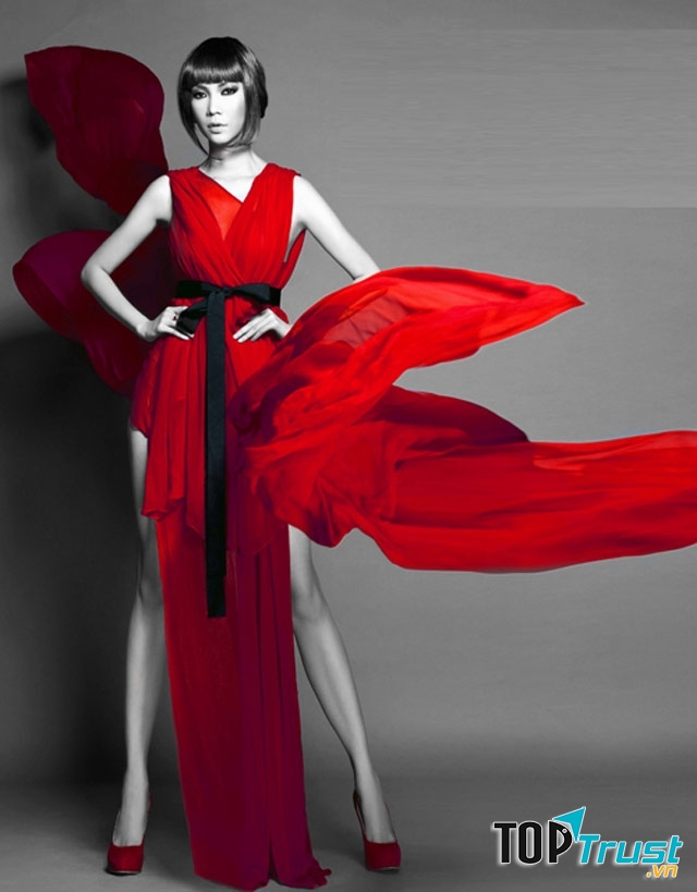 Thân mình mảnh khảnh cùng với gương mặt lạnh lùng, khiến cô trở nên sắc sảo hơn trong từng bức hình.