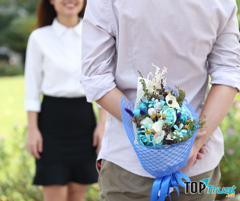 Xuất hiện và khiến đối phương bất ngờ là hành động hết sức lãng mạn đó