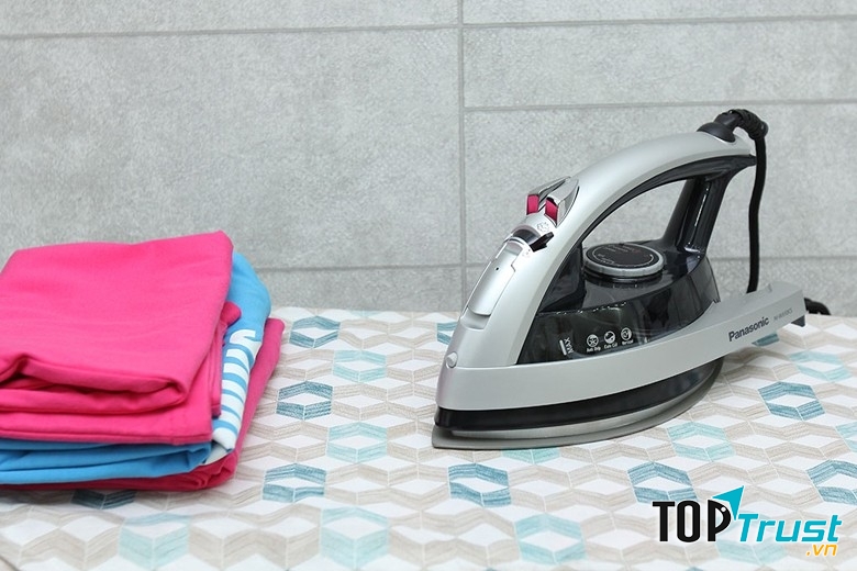 Bàn ủi hơi nước Panasonic NI-W650CSLRA