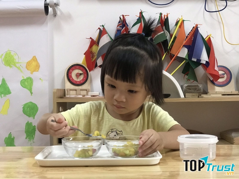 Xúc đồ vật yêu cầu trẻ phải khéo léo thả đúng vị trí