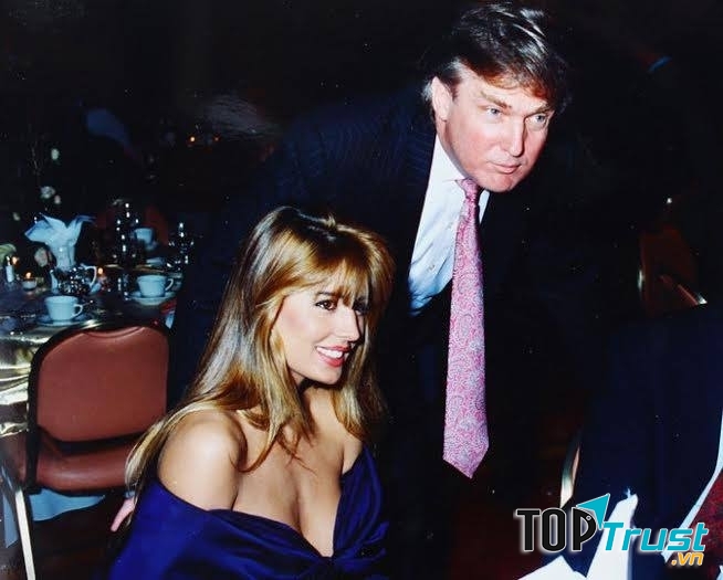 Trump bên kiều nữ Rowanne Brewer Lane