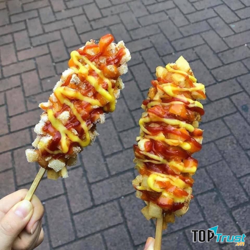Xúc xích bọc khoai tây Corndog