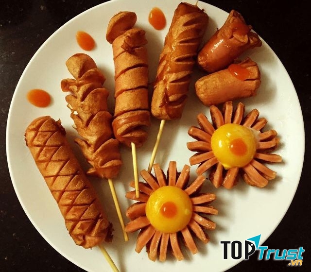 Sản phẩm được làm chủ yếu từ thịt lợn. Gia vị hoàn toàn được nhập khẩu từ Đức để đảm bảo hương vị truyền thống của Xúc xích Đức.